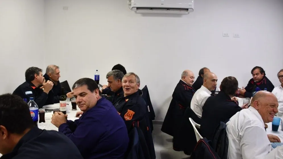 Cena por el Día de Bomberos 